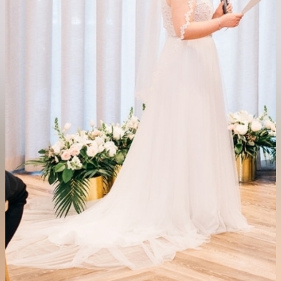 Gorgeous wedding dress -size 10 - Picture 13 of 14